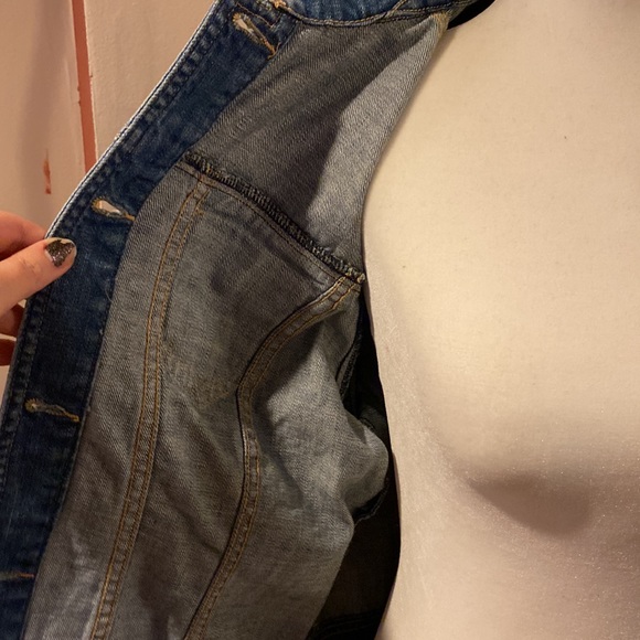 Jean jacket 🧥 Just in time for spring!!!! 💦🌸🌺🌷🌹🌼🌻 - Picture 3 of 5